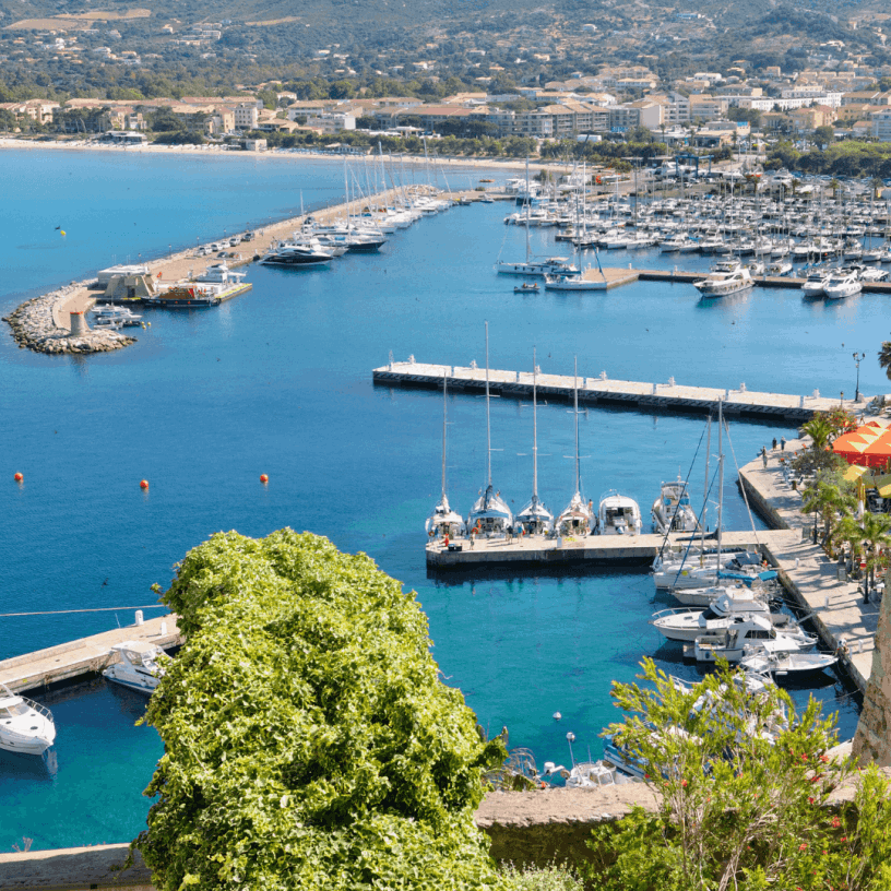 Blick von der Zitadelle auf den Hafen von Calvi. (Canva)