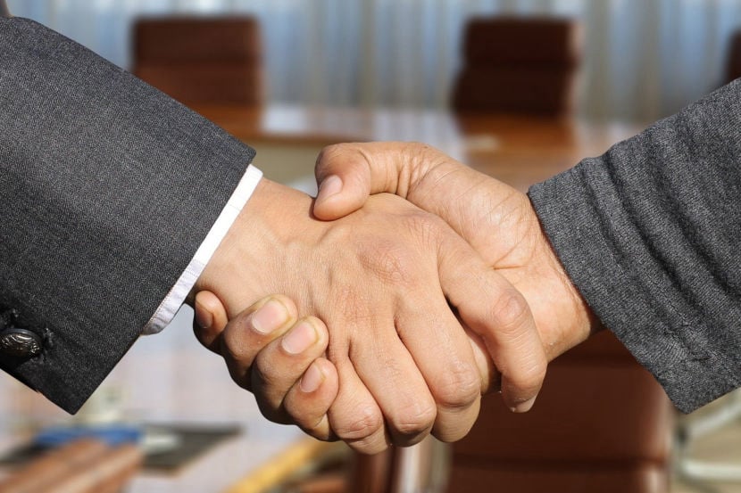Ein Handschlag besiegelt die gute Kooperation zwischen Partnern.