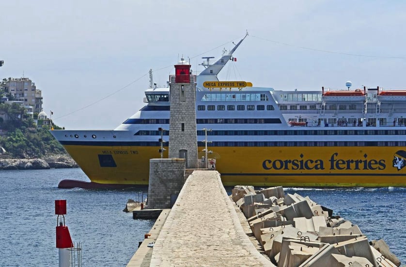 Vorderer Teile einer Fähre von corsica ferries kurz vor dem Anlegen im Hafen.