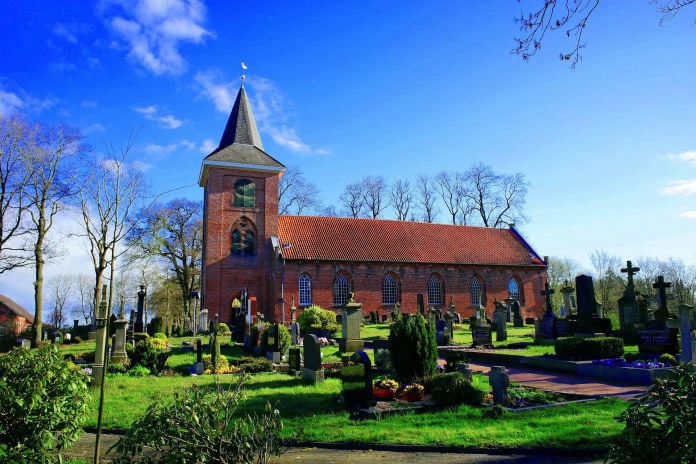 Friedhof mit Kirche in Ostfriesland - Idealer Schauplatz für Ostfriesland-Krimis.