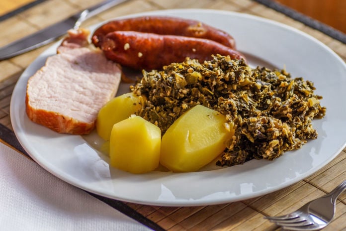 Grünkohl mit Pinkel, Kassler und Mettwurst - Ostfriesland Küche