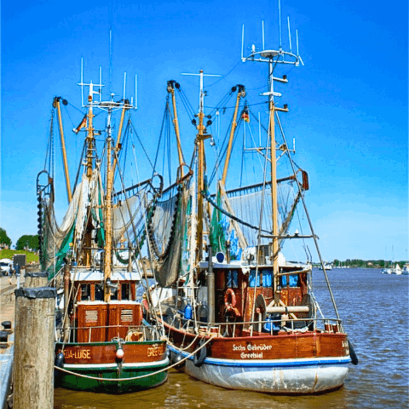 Zwei Kutter in Greetsiel in Ostfriesland.
