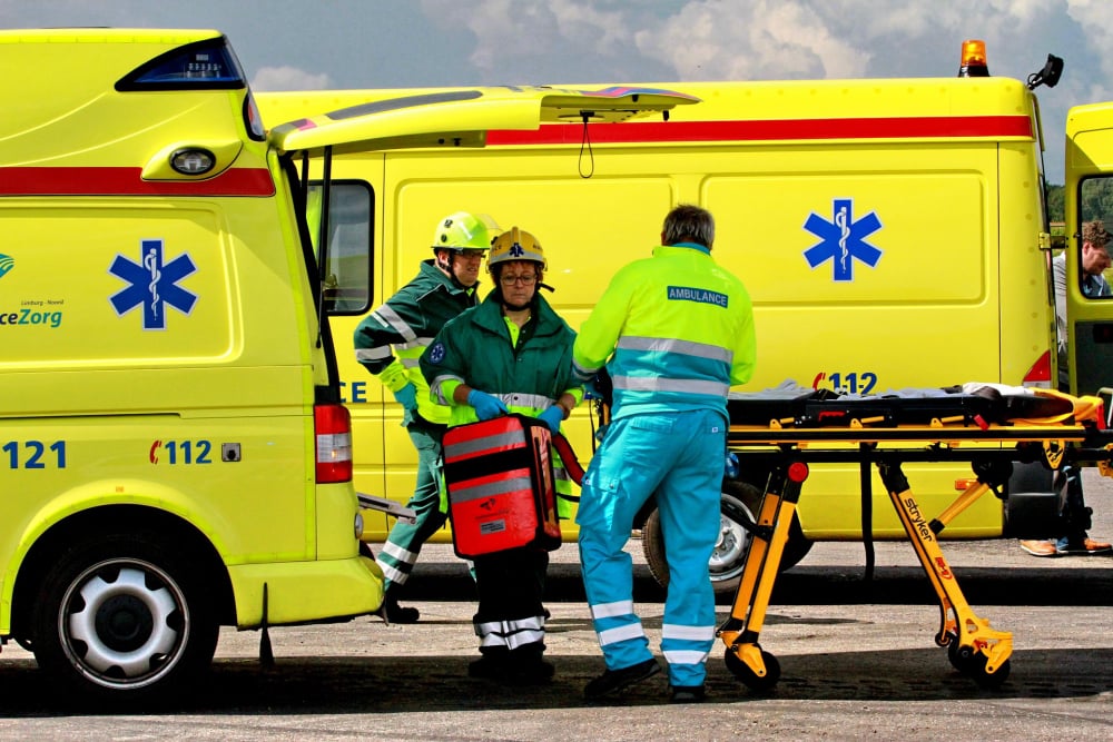Zwei Krankenwagen, die sich um verletzte Urlauber kümmern werden.