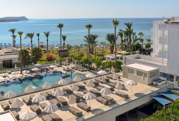 Blick aus einem Strandhotel über den Pool zum Meer.