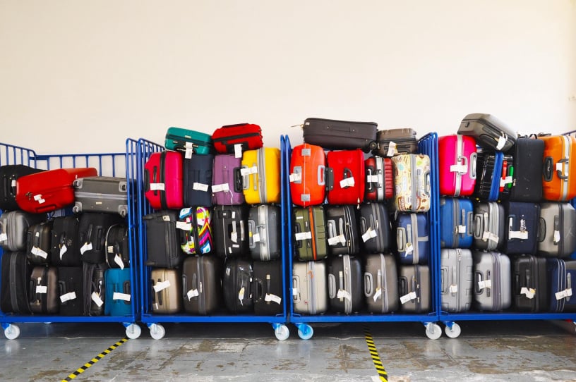 Reisekoffer auf einem Transportkarren können schnell ma beschädigt werden.
