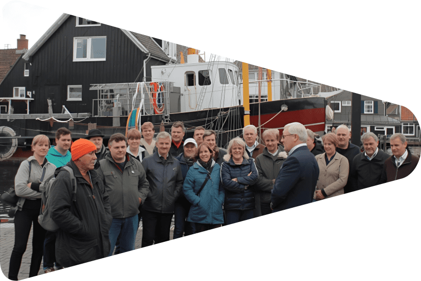 Reisegäste mit Ihrem Reiseleiter bei einem Kutter. (Canva KI)